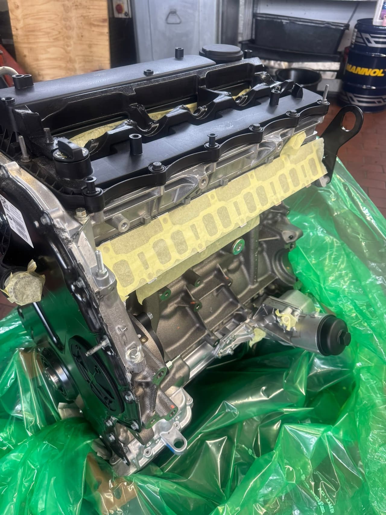 Neuer Ford 3.2 TDCi Rumpfmotor, Ansaugkanäle mit Kreppband abgeklebt, Ölfiltergehäuse montiert