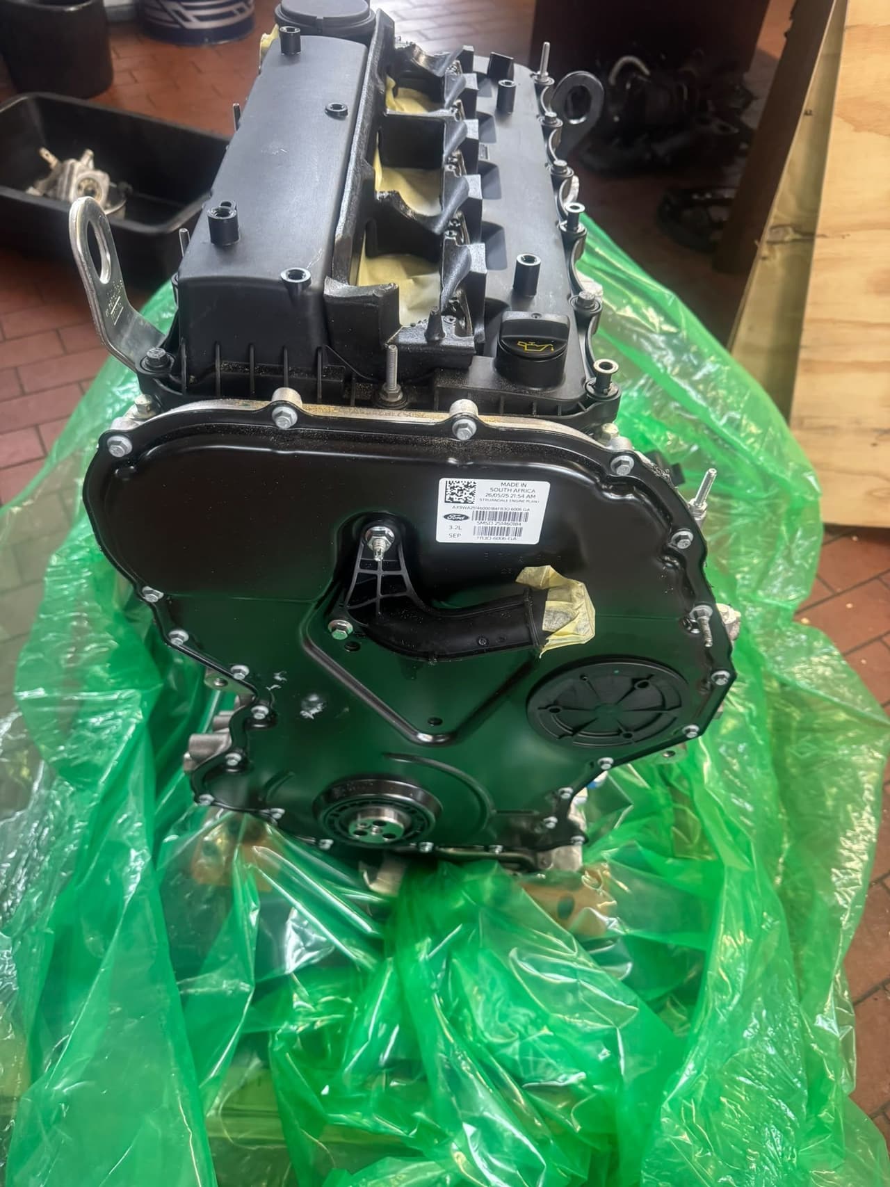 Neuer Ford 3.2-Liter-Rumpfmotor auf Schutzfolie, Typschild mit Herstellwerk Struandale und Produktionsdatum 05/2025