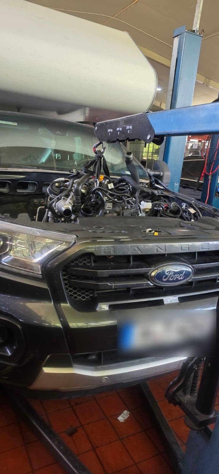 Ford Ranger mit Wohnkabine, Motor wird mit dem Kran aus dem Motorraum gehoben