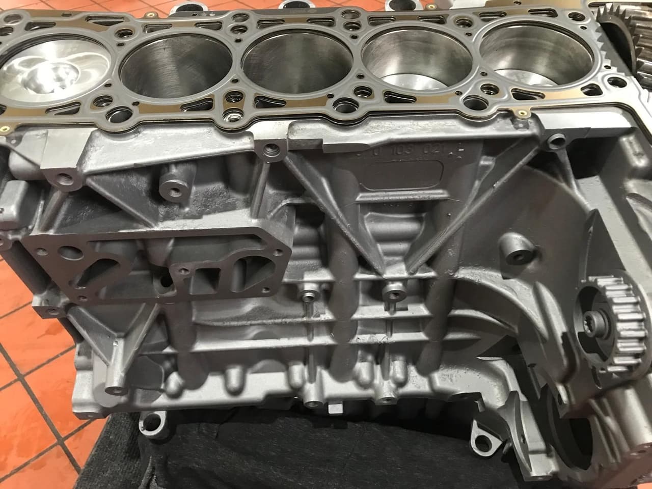 Instandgesetzter VW 2.0 TDI Motorblock mit Gussnummer 03L 103 021 und neuer Zylinderkopfdichtung