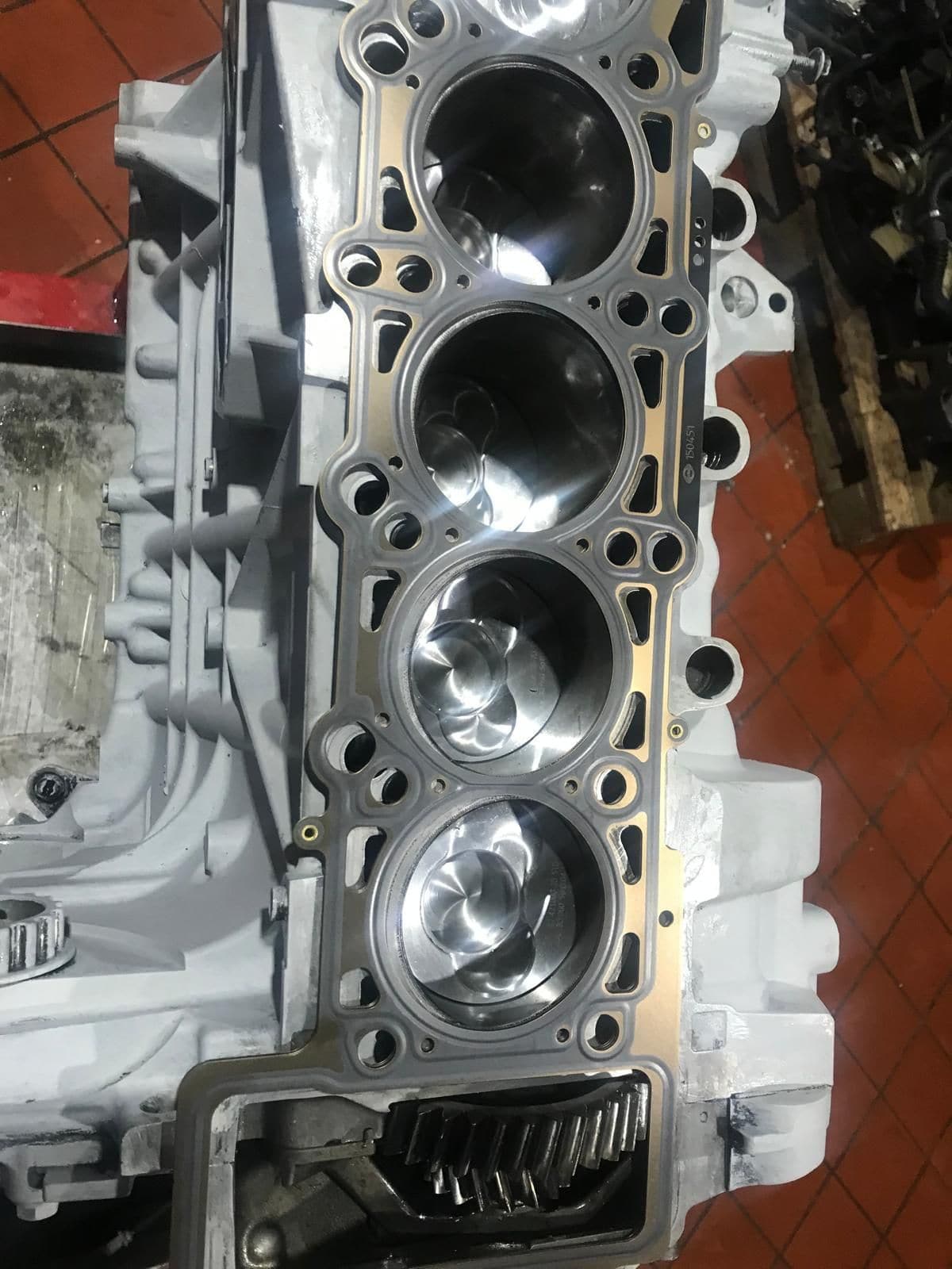 VW 2.0 TDI Rumpfmotor im Hochformat, Kolben in den Zylindern, Zahnrad der Ausgleichswelle im Vordergrund